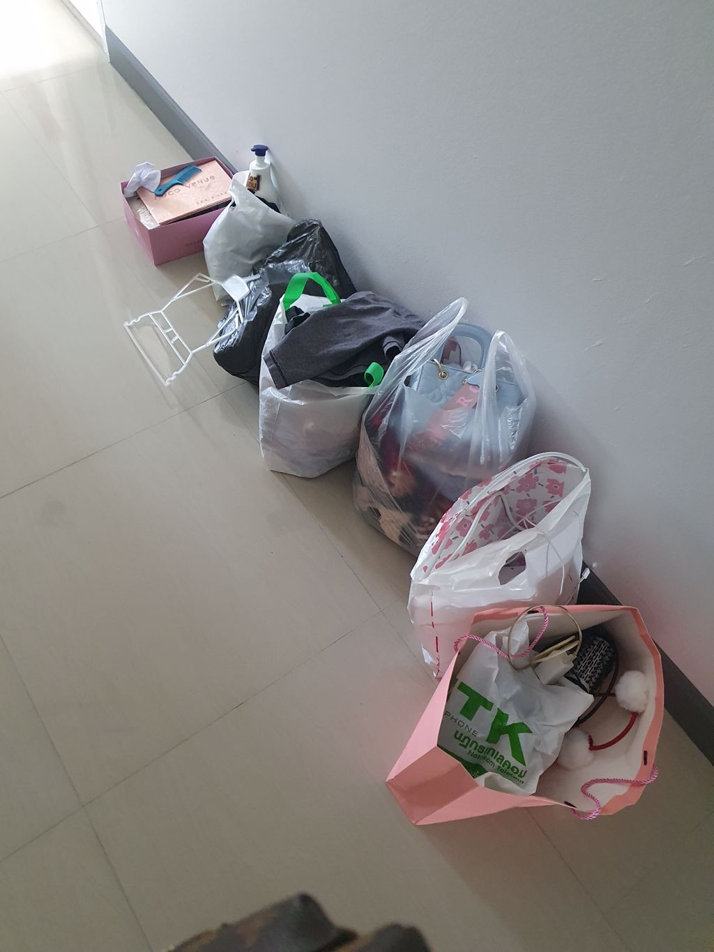 เด้กบ้านนอกเดือดร้อนมากต้องการคนช่วยด่วนตอนนี้ขอคนพร้อมเจอพร้อมช่วย