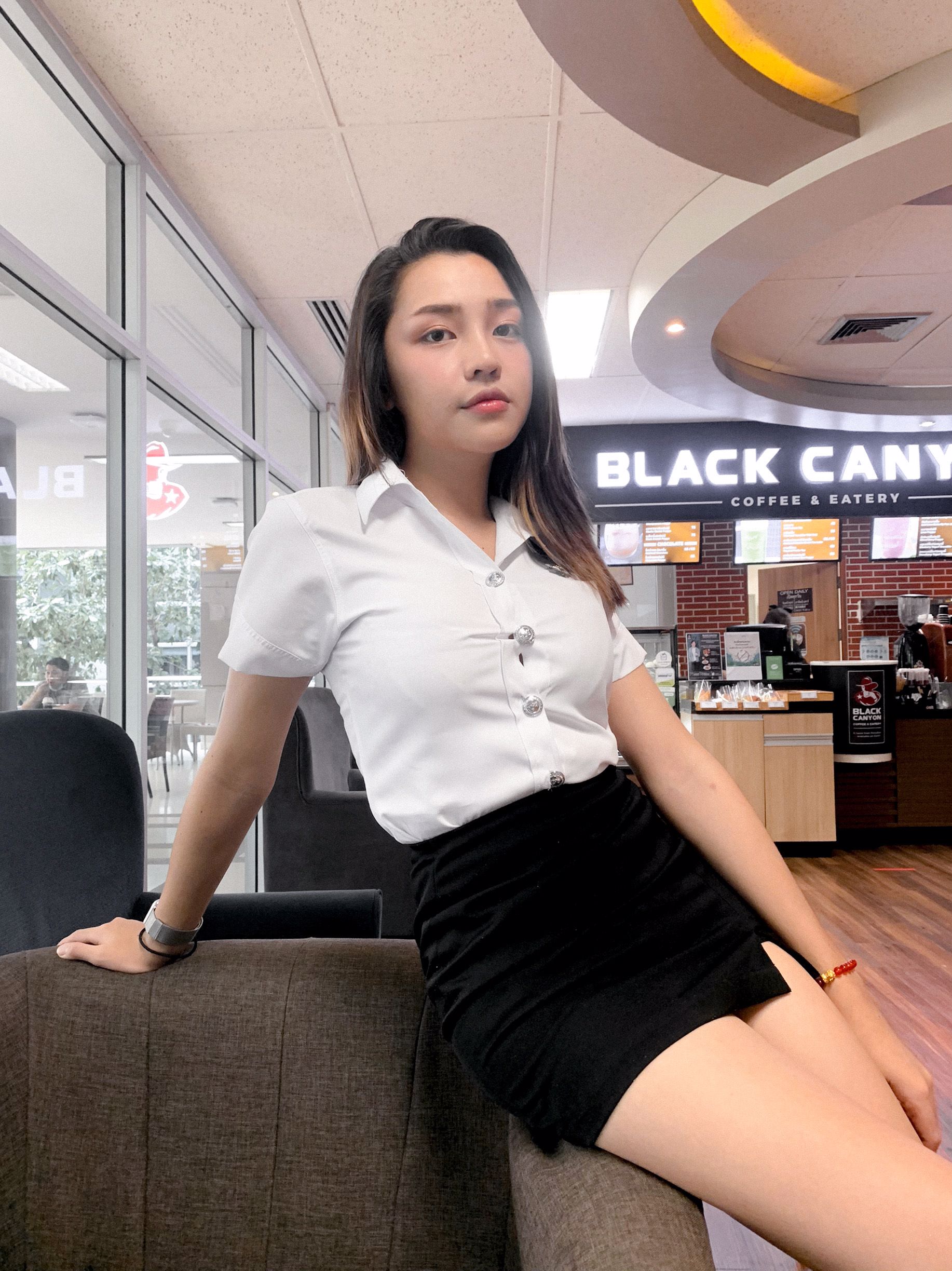 นักศึกษาสวยตรงปก หาพี่ใจดีดูเเล