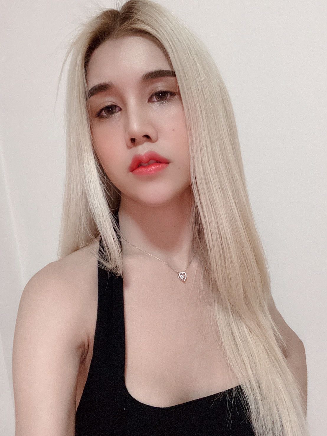 สาวสองสวยดีกรีพริตตี้หาพี่ใจดี