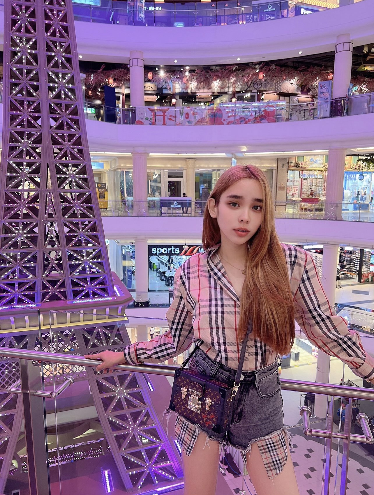 ชื่อพลอย อายุ23 ขาว สวย ตรงปก หาพี่ดูแลระยะยาวค่ะ สนใจแอด ID ployei69 