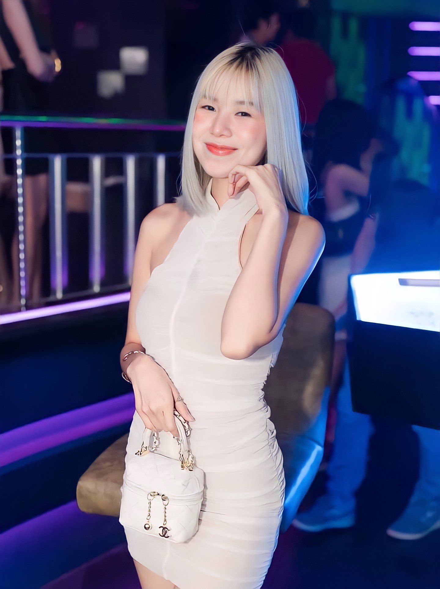 พลอยใส หาพี่พี่ๆใจดีค่ะ หาชั่วคราว สัดส่วน 36-24-26 ID : ploysl35