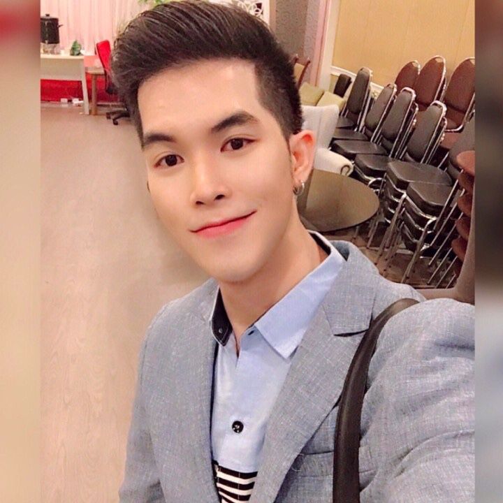 หาพี่ชายใจดีดูเเลช่วยเหลือระยะยาวๆครับ  สนใจLine topfii2535