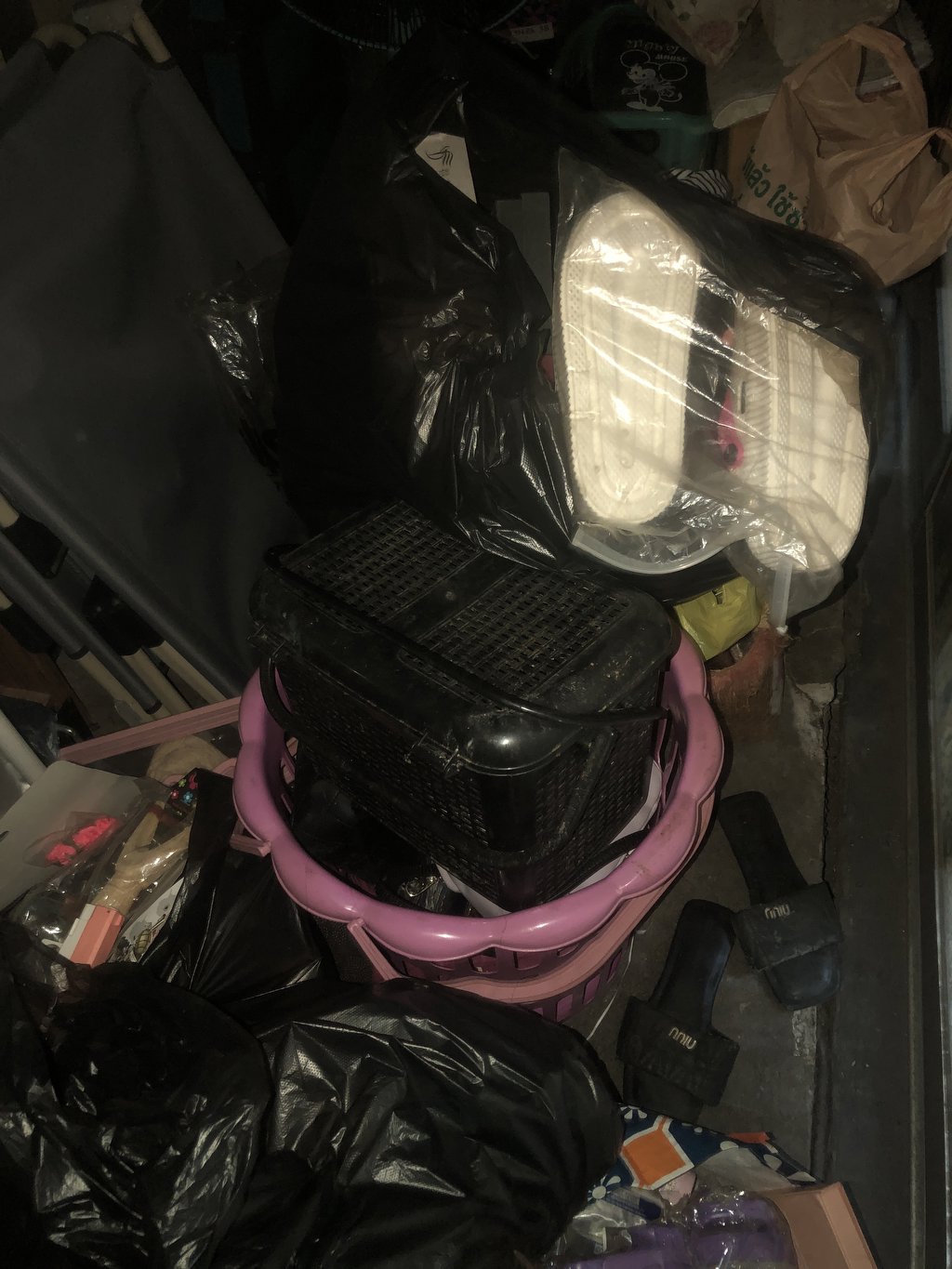 หาพี่ใจดีช่วยห้องโดนย้าย