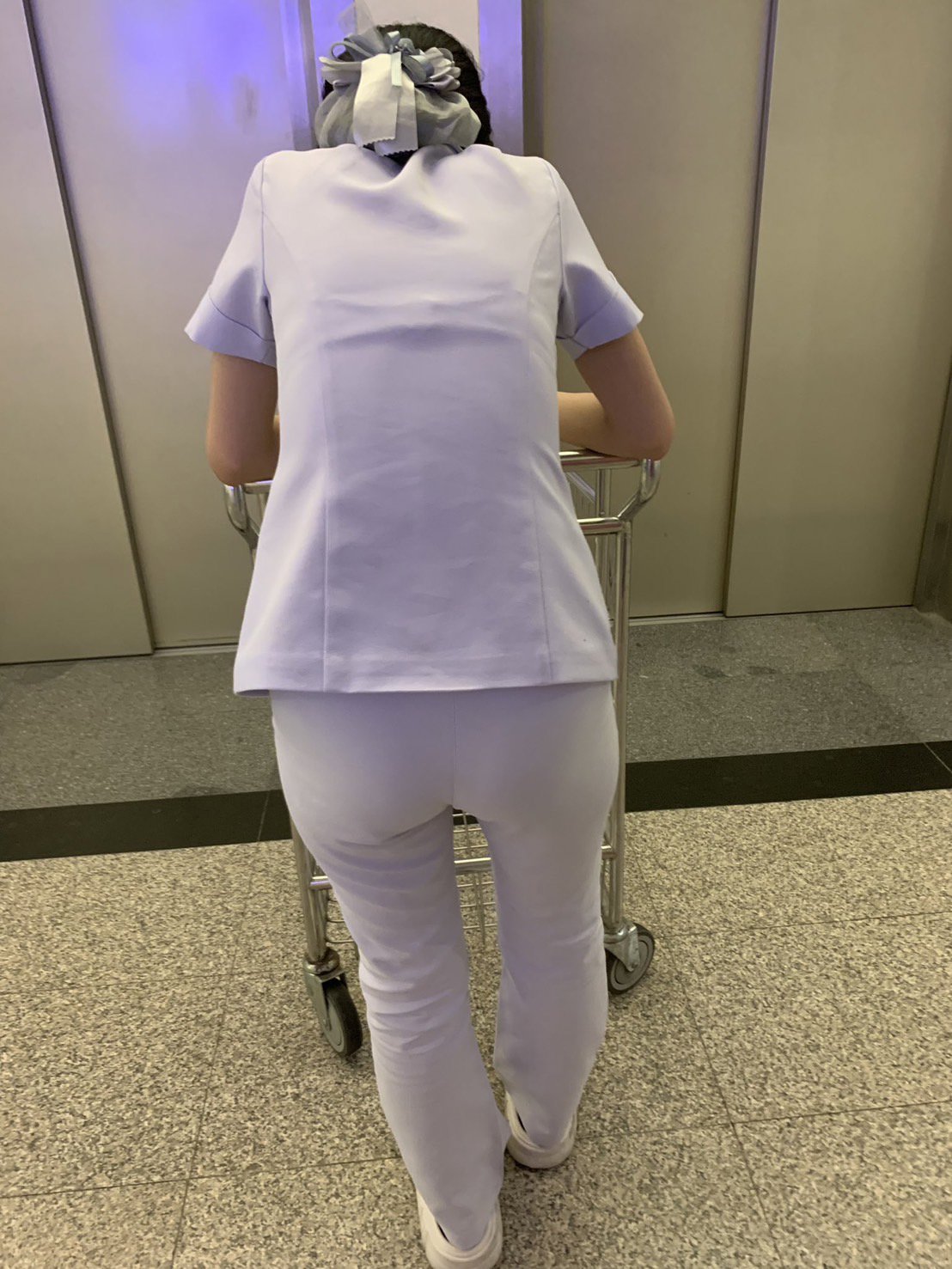 เป็นพยาบาลค่ะ  หาพี่ใจดีช่วยเหลือ