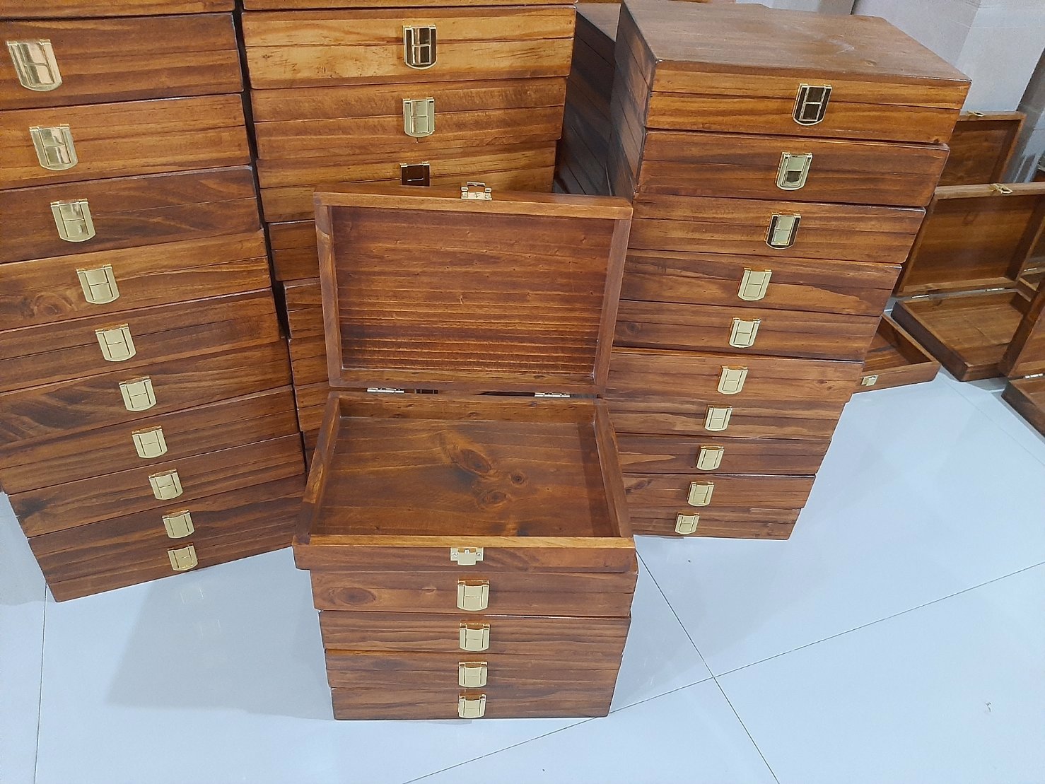 กล่องไม้ฝาล๊อคสีสัก