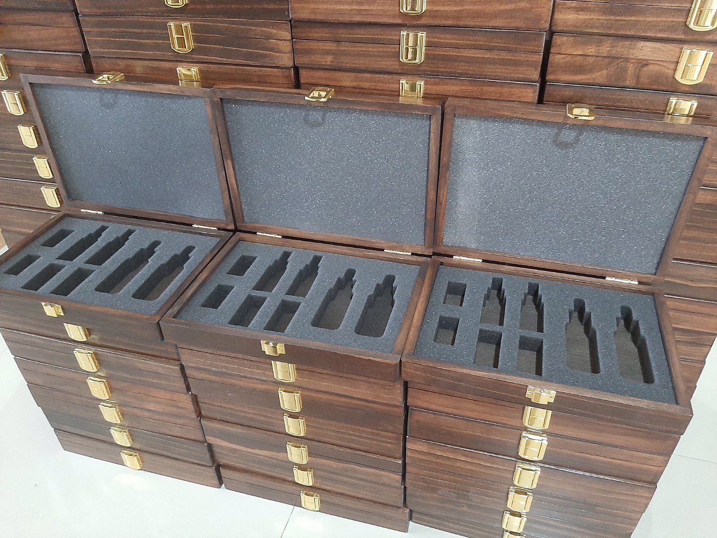 กล่องไม้ฝาล๊อคสีวอลนัท