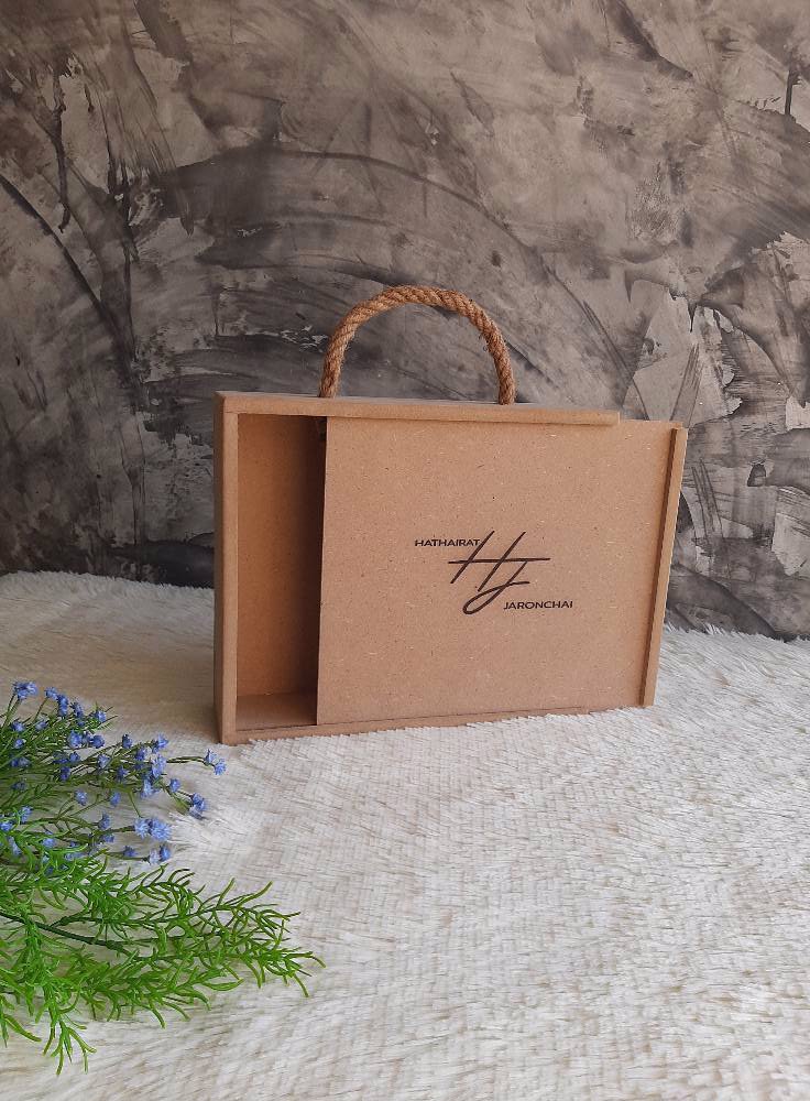 กล่องไม้มีหูหิ้วถือได้