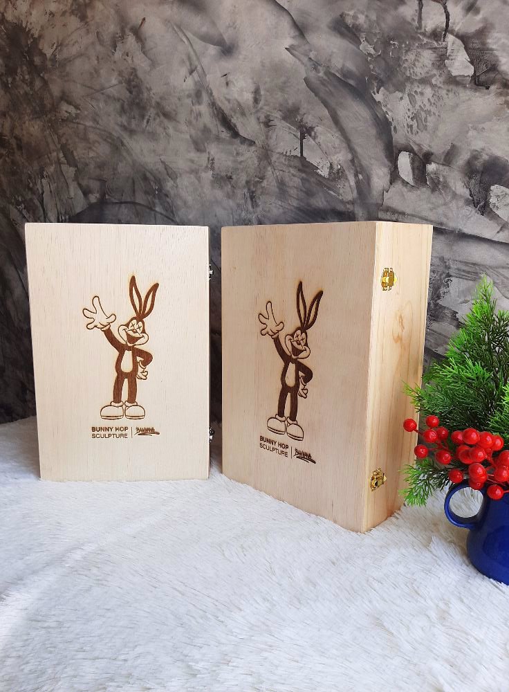 กล่องไม้ใส่โมเดลตุ๊กตา