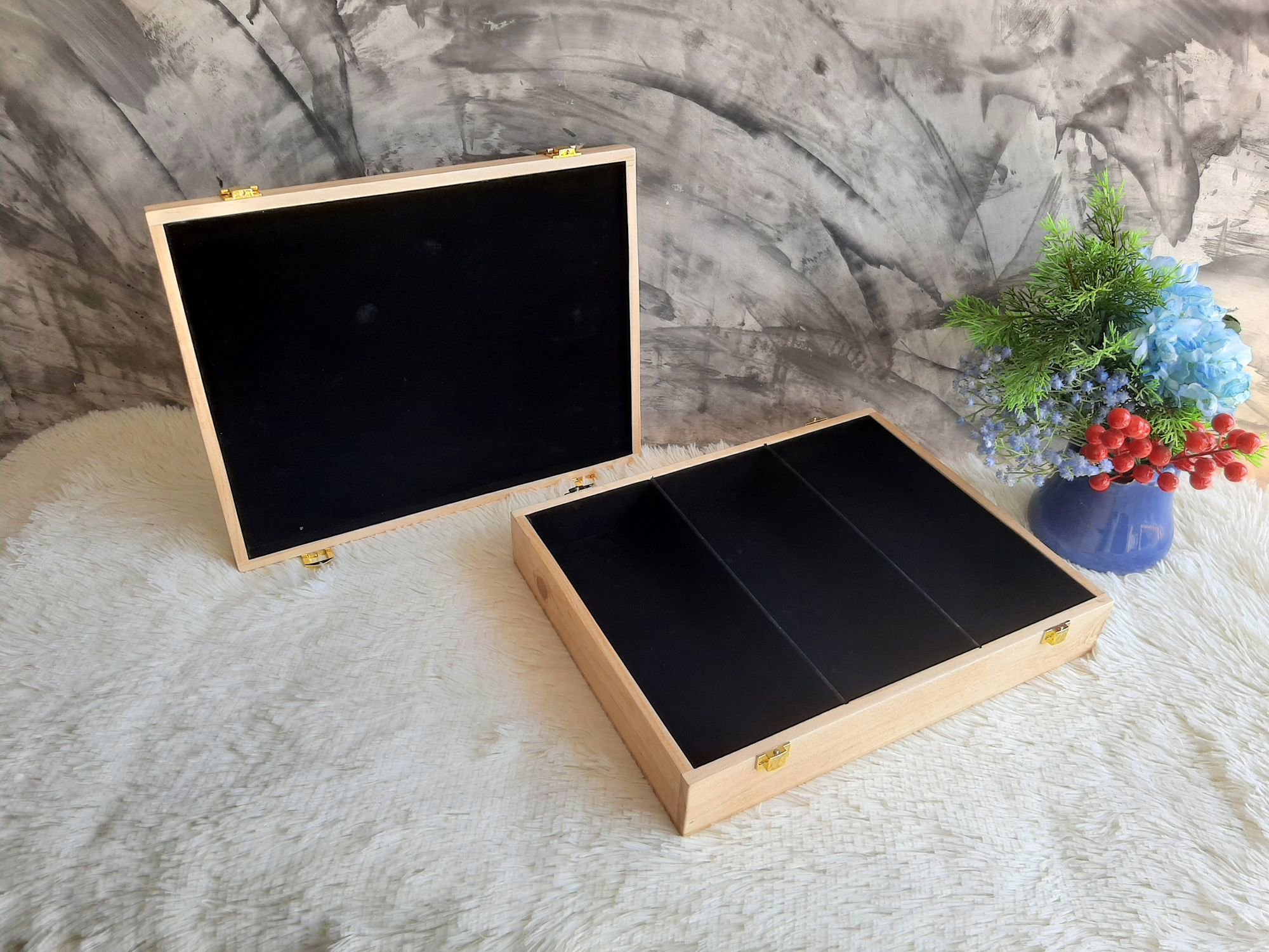 กล่องไม้สนกด้านในบุด้วยผ้ากำมะหยี่