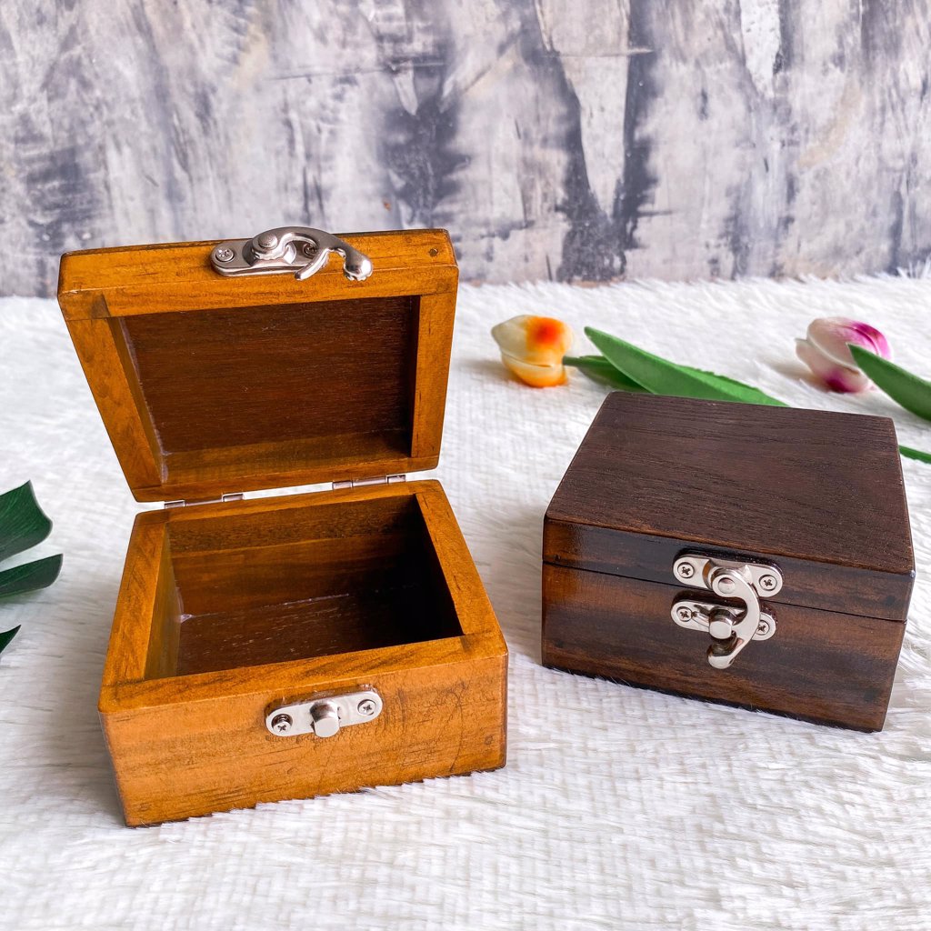 กล่องไม้สนแบบฝาล็อคไกปืนกล