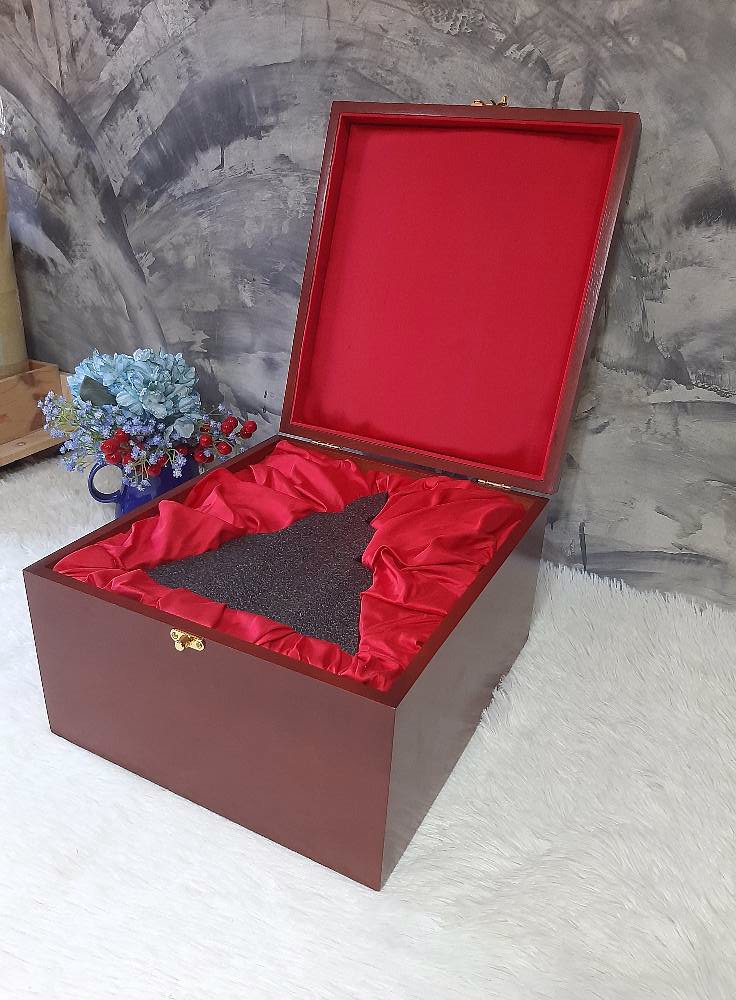 กล่องใส่องค์พระพุทธรูป สีเชอรรี่