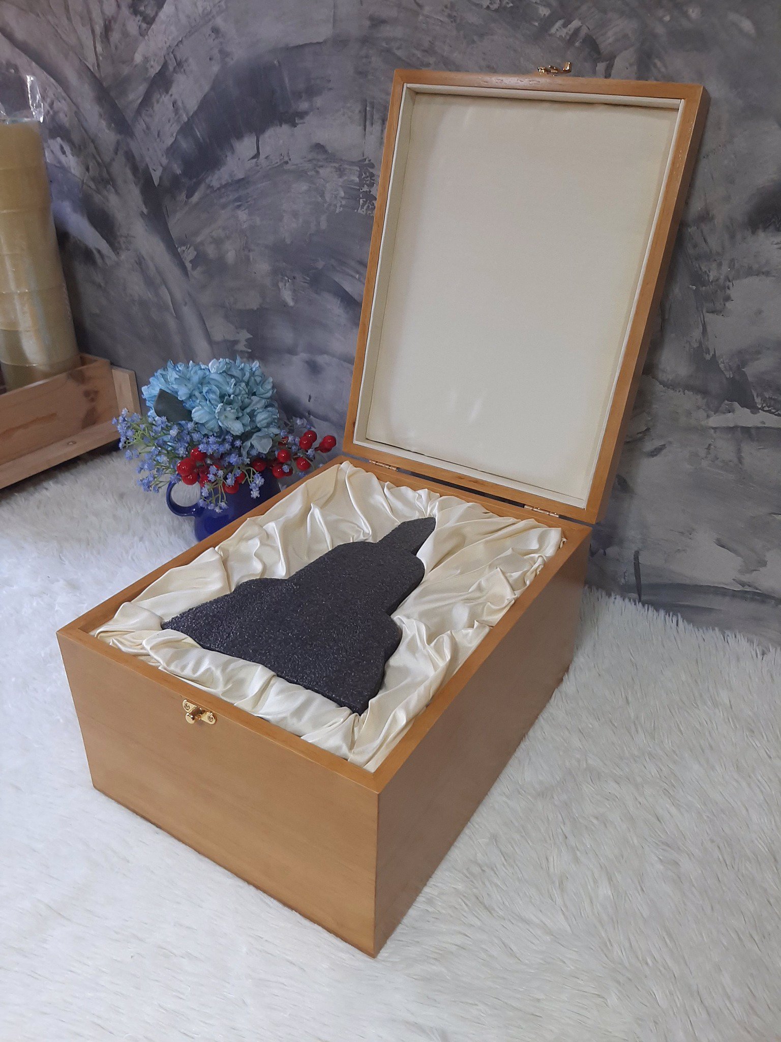 กล่องใส่องค์พระพุทธรูป สีสัก