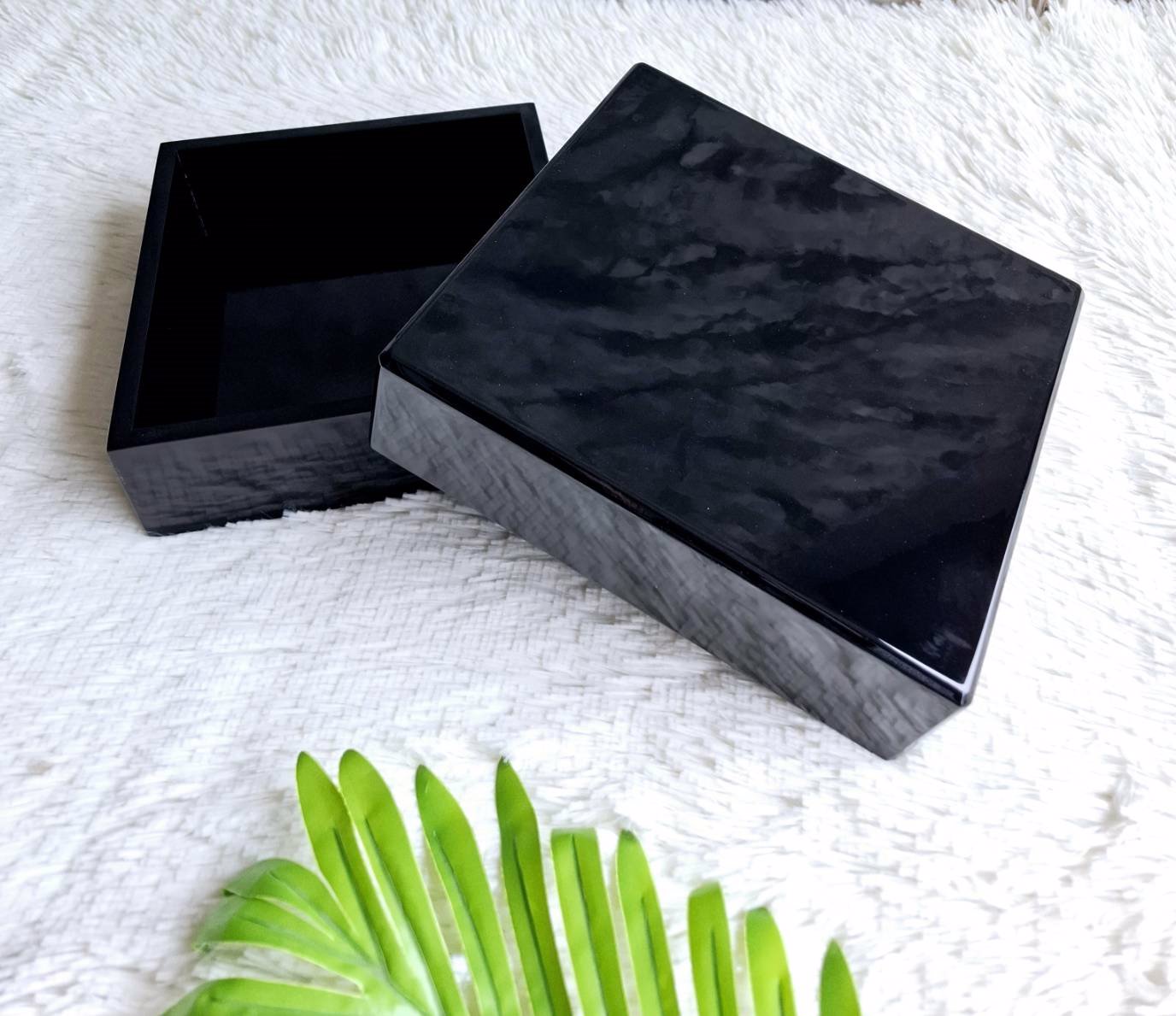 กล่องไม้ฝาครอบสีดำ