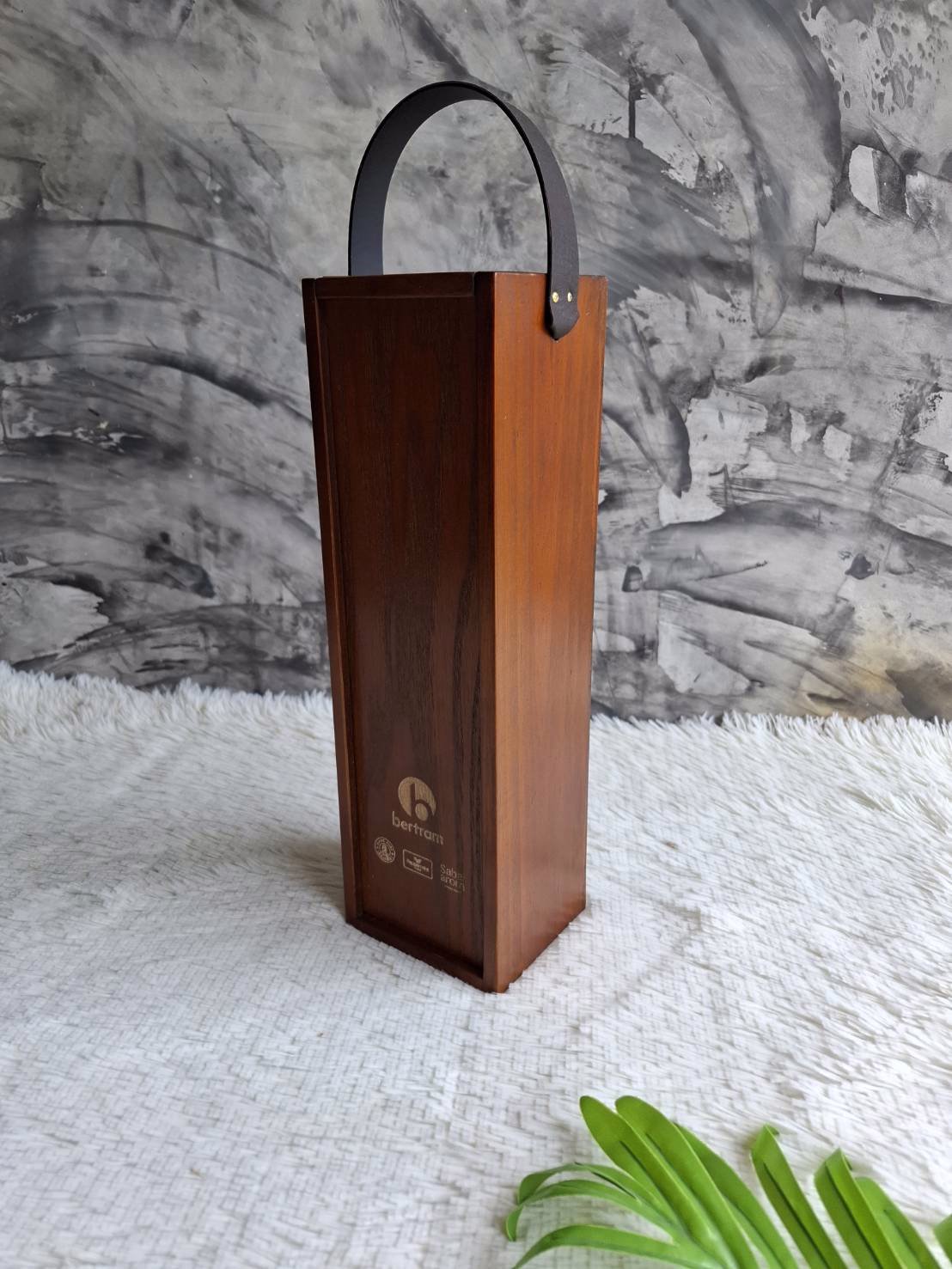 กล่องไวน์แบบมีสายจับ