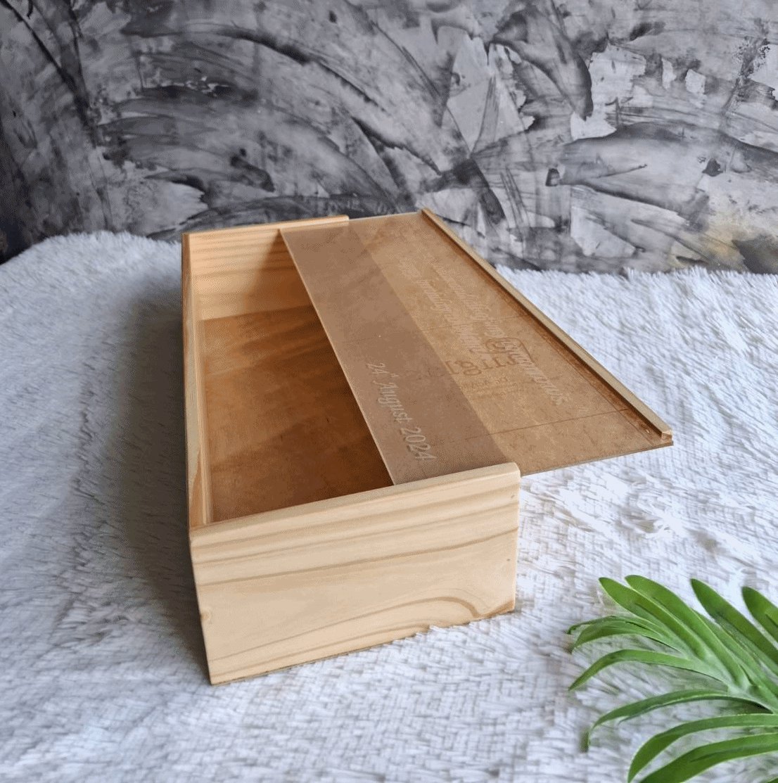 กล่องไม้สนฝาสไลด์อครีลิค