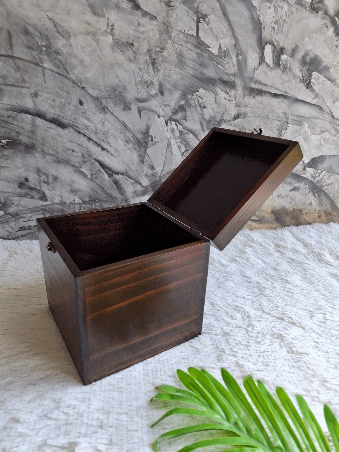 กล่องไม้สนฝาล็อคสีวอลนัท