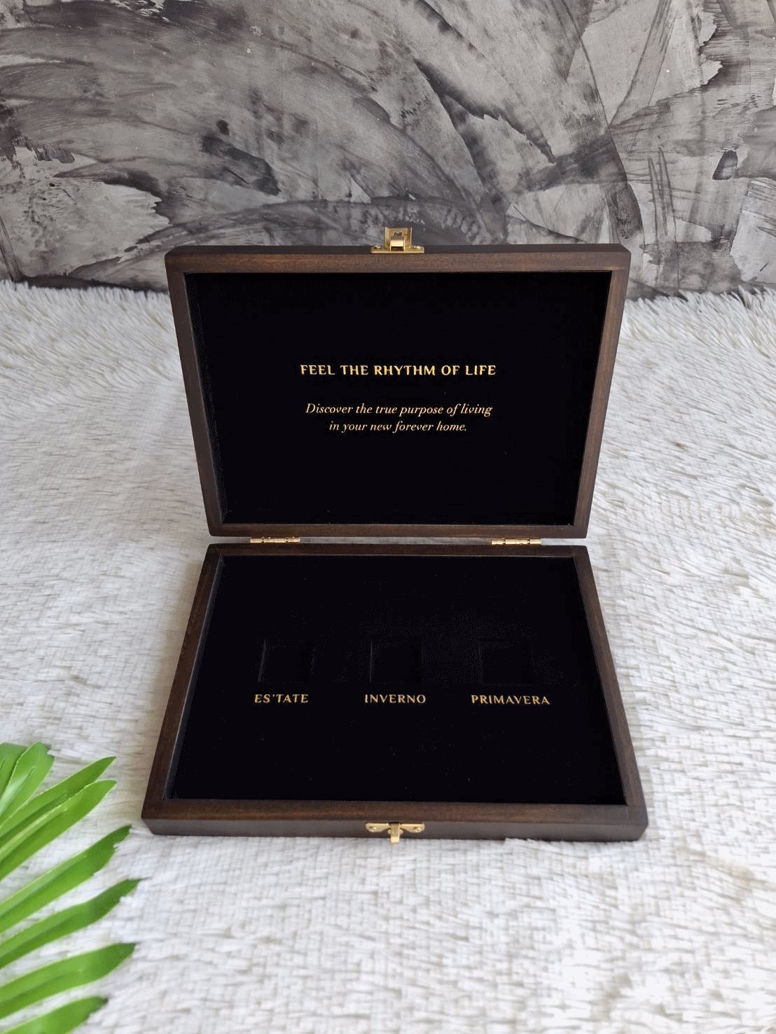 กล่องไม้บุผ้ากำมะหยี่สีดำ