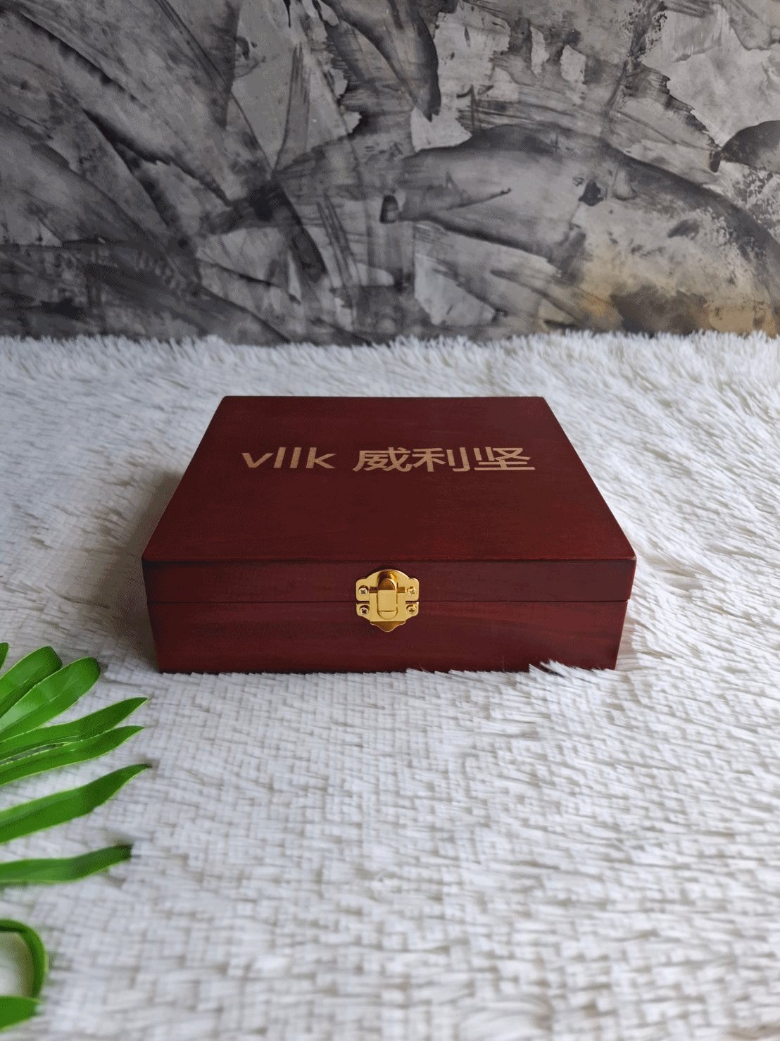 กล่องไม้สนฝาล็อคสีเชอรี่