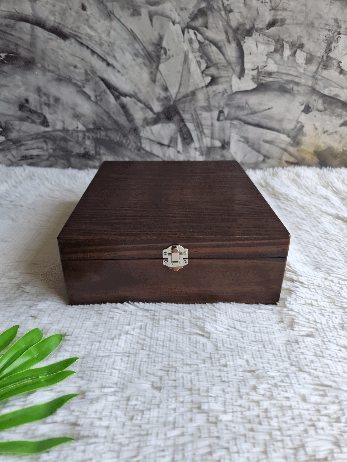 กล่องไม้สนฝาล็อคสีวอลนัท