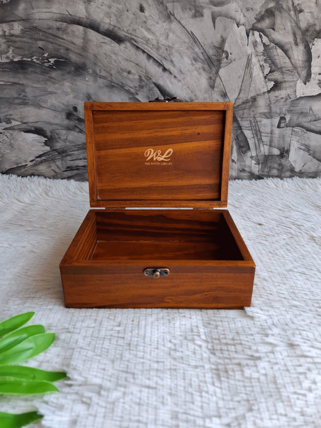 กล่องไม้สนฝาล็อค สีสัก