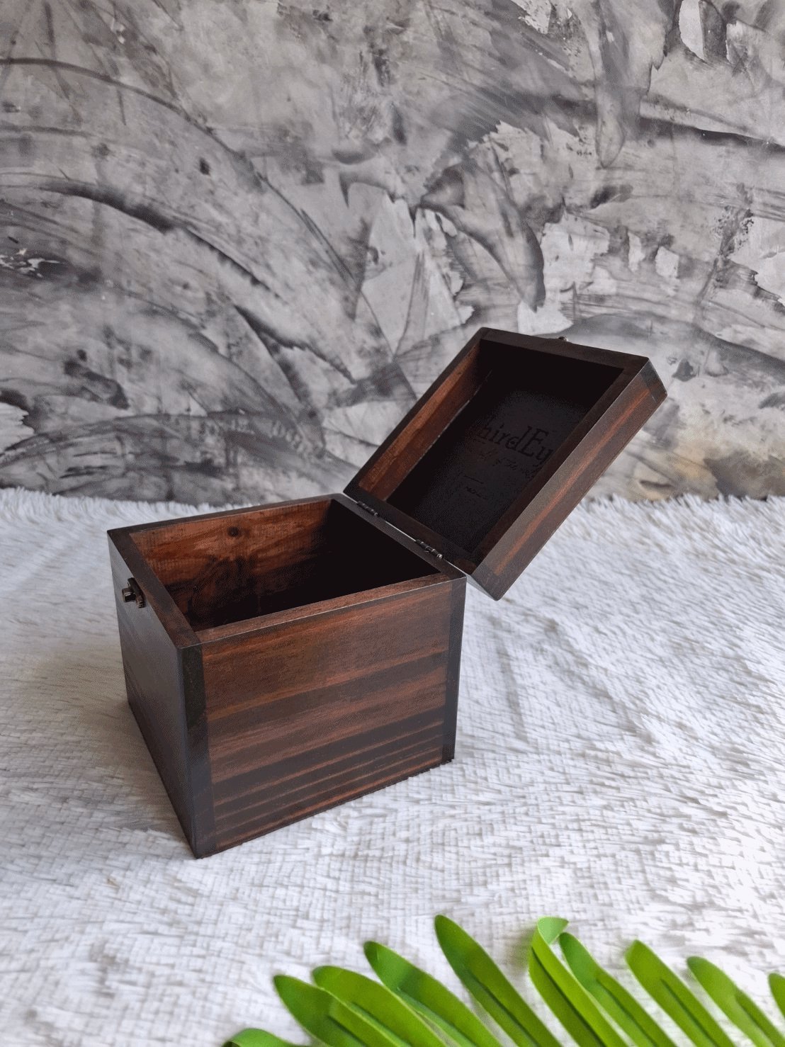 กล่องไม้สนแบบฝาล็อคสีวอลนัท