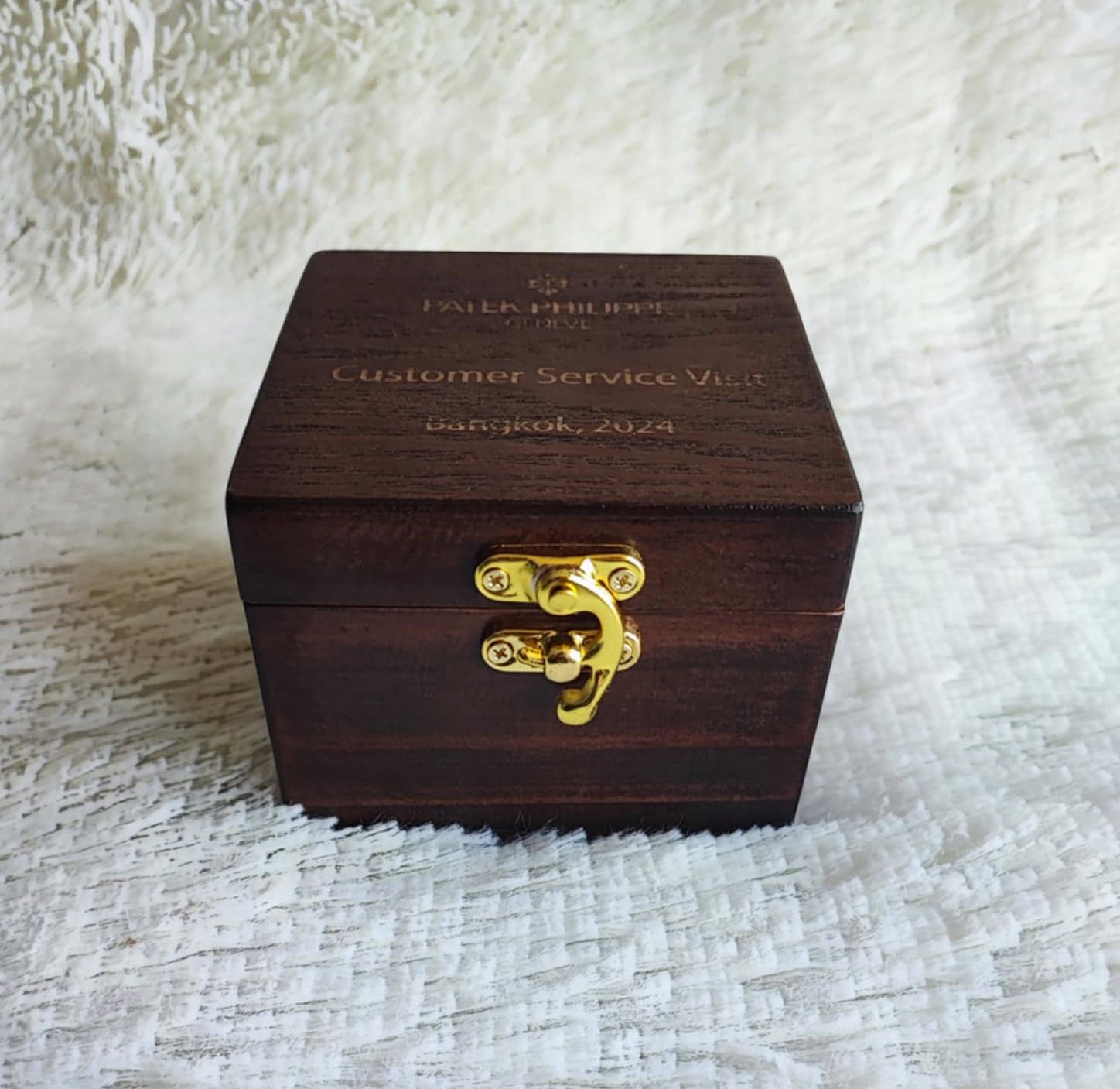 กล่องฝาล็อคสีวอลนัท