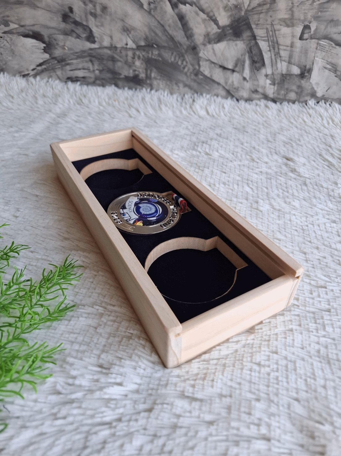 กล่องไม้ใส่เหรียญรางวัล