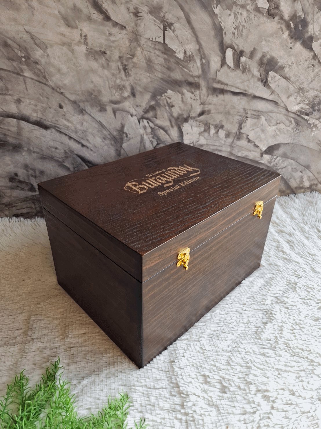 กล่องไม้สนฝาล็อคสีวอลนัท