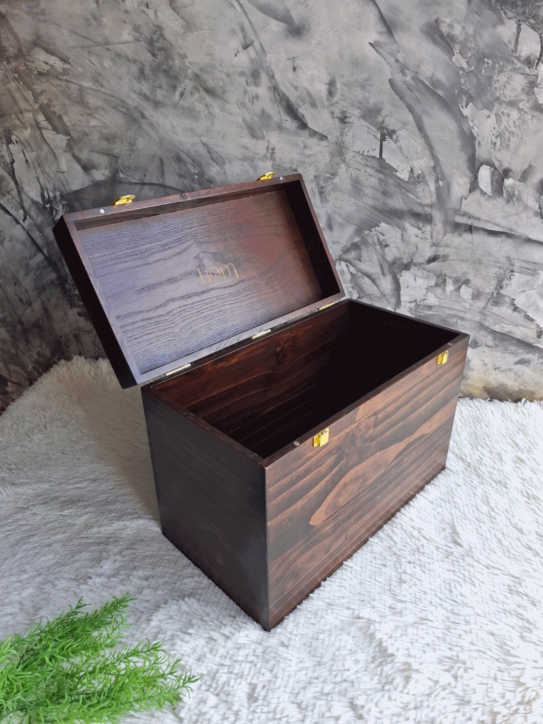 กล่องไม้สนแบบฝาล็อคสีวอลนัท