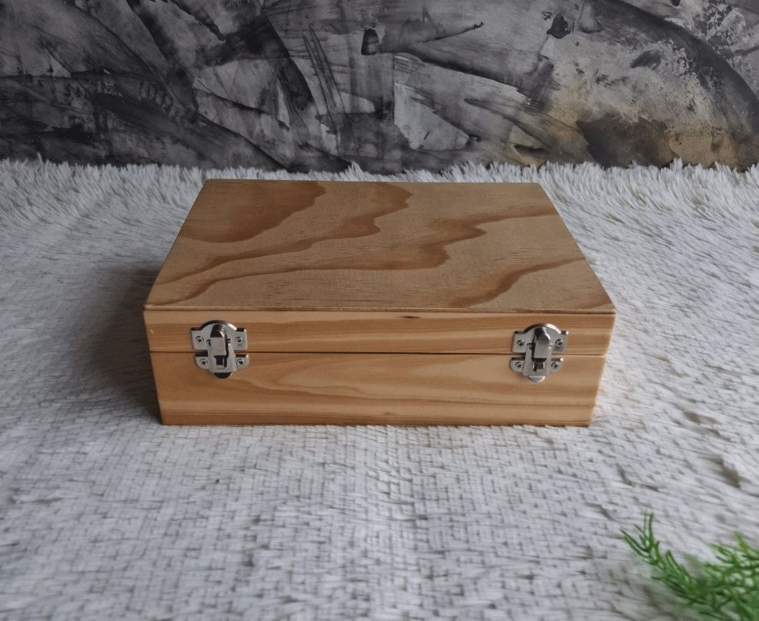 กล่องไม้สนฝาล็อค