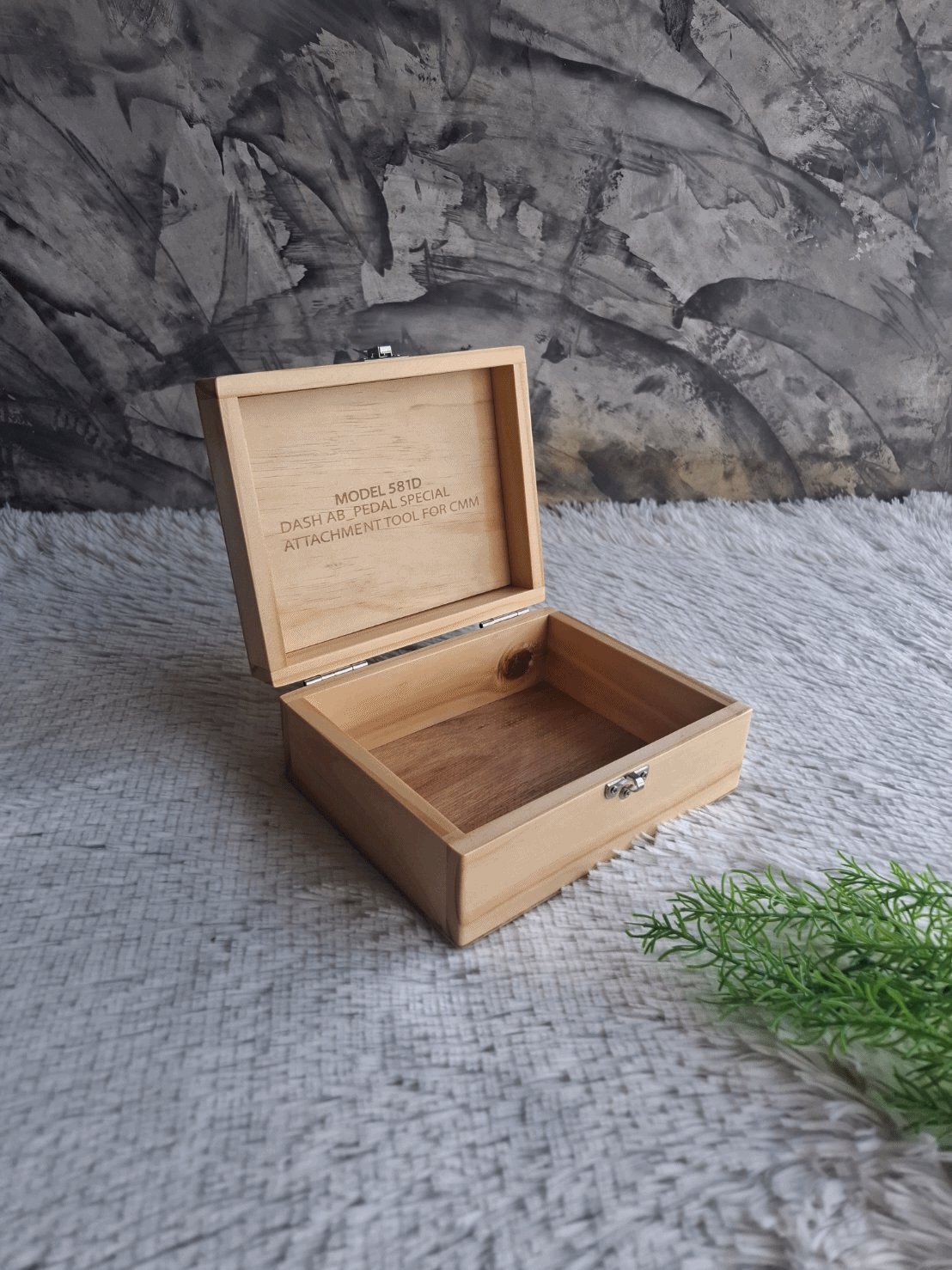 กล่องไม้สนฝาล็อค