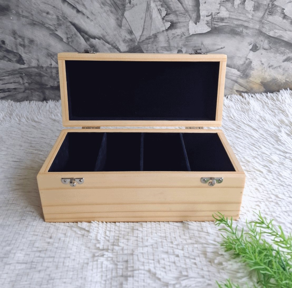 กล่องไม้ฝาล็อคบุผ้ากำมะหยี่