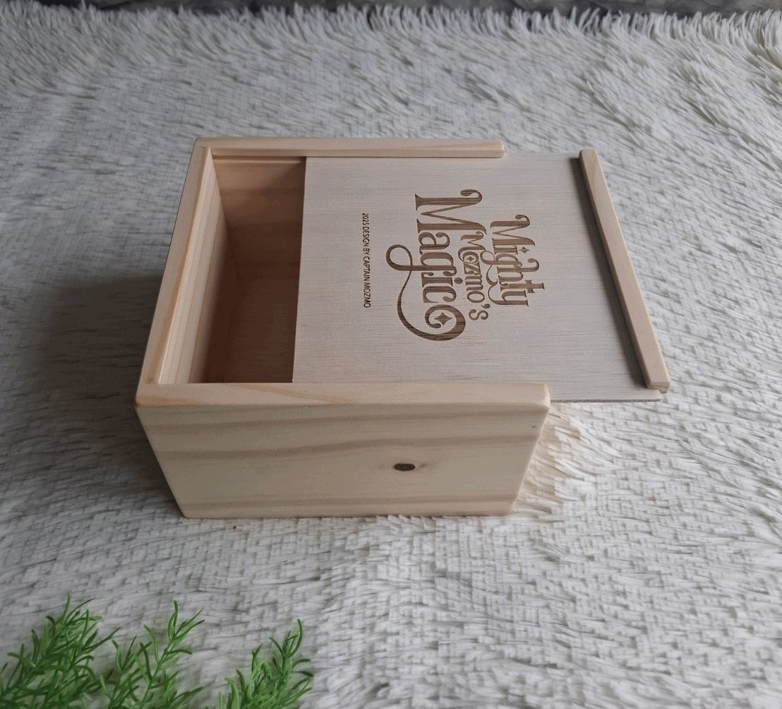 กล่องไม้ใส่โมเดลตุ๊กตา